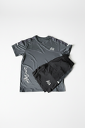 Ensemble sport gris Amvora logo AM brodé, gros plan matière technique